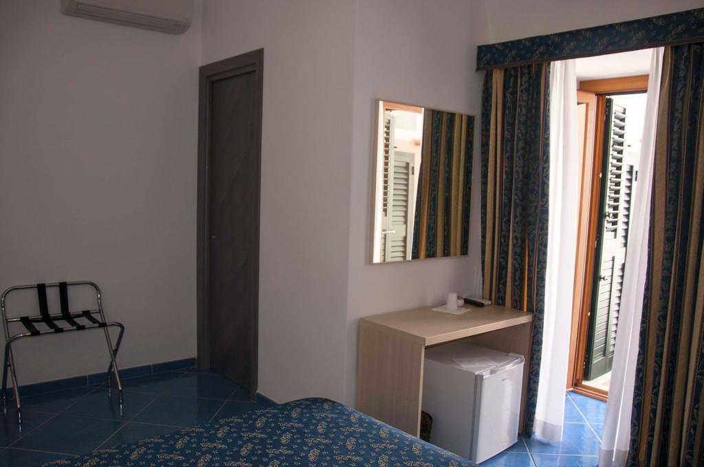 B&B La Terrazza Sul Porto ปอนซา ภายนอก รูปภาพ